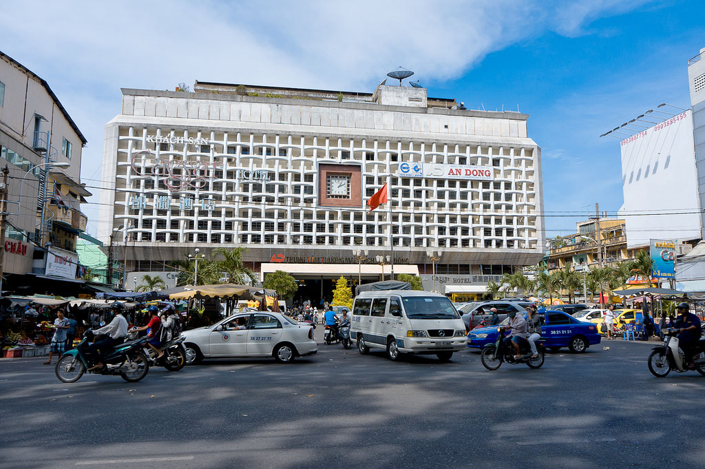 kinh nghiem lay quan ao o cac cho dau moi 6