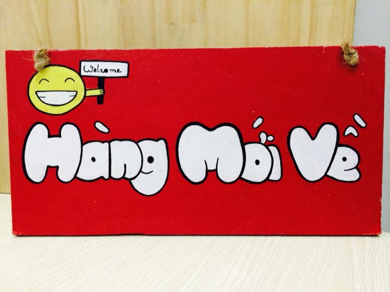 Tấm biển “HÀNG MỚI VỀ”: Thần chú lôi kéo khách hàng