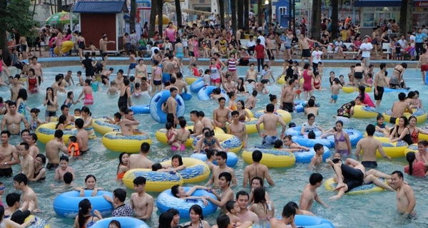 Chuyện nghề: Dầm mình trong nước 14h mỗi ngày, giáo viên dạy bơi thu về 30-40 triệu/tháng