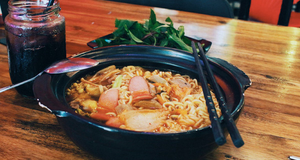 Bài học từ trào lưu bán mì cay 7 cấp độ: Làm sao để húp váng mỡ béo và tránh được kết cục bỏng rát dạ dày?