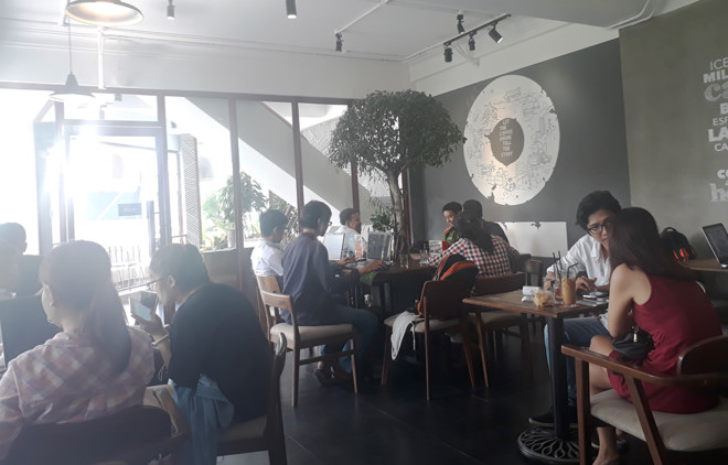 Quán cà phê máy lạnh ở Sài Gòn hết chỗ cho khách trốn nắng