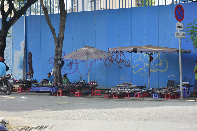 Buôn hàng vỉa hè Quận 1: 3 tiếng/ngày, kiếm chục triệu/tháng