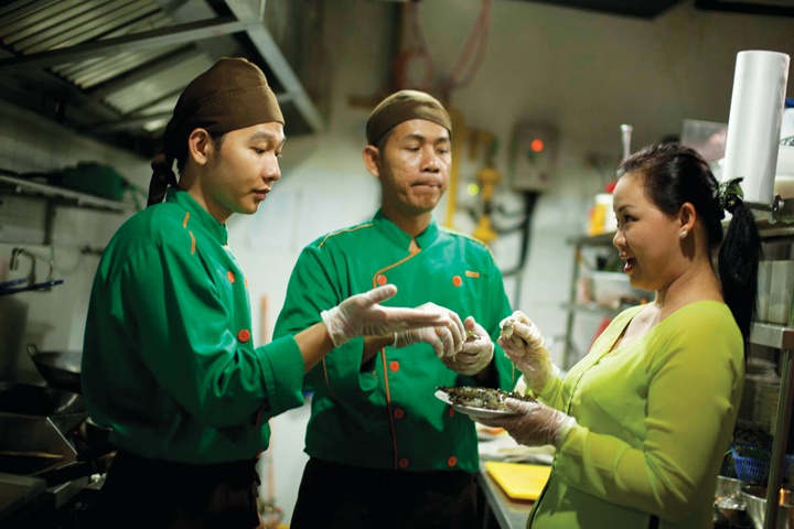 Kim Loan, em gái Thanh Hải, đang chia sẻ kinh nghiệm cho các đầu bếp