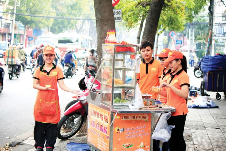 9X thành công nhờ kinh doanh bánh mì chả cá
