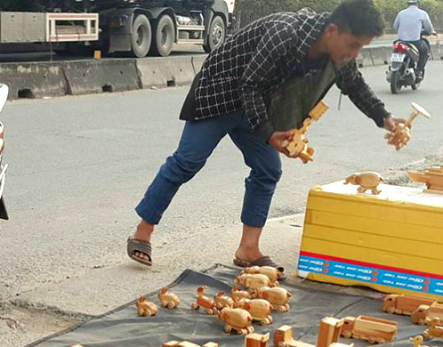 Đã có nhiều tháng Hùng phải mang sản phẩm ra lề đường bán vì khách buôn từ chối nhận hàng.