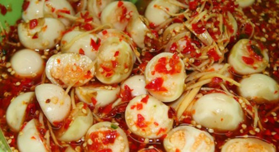 Ngồi nhà cắt cà muối chơi, bà cụ kiếm gần chục triệu mỗi tháng