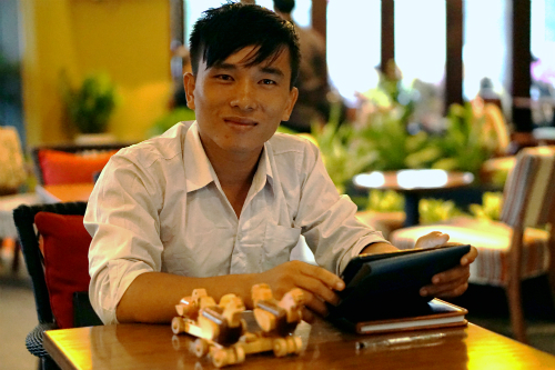 Hùng đến với ý tưởng làm đồ chơi gỗ khi còn là sinh viên đi làm thêm ở xưởng đóng bàn xếp. Ảnh: Viễn Thông