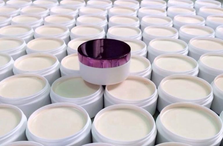 Mắc bệnh 'lột da' chỉ vì dùng mỹ phẩm tự chế kém chất lượng