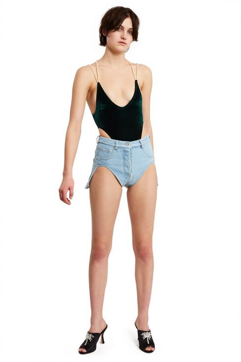 …và khi tháo bỏ ống nó sẽ trở thành một chiếc short “siêu ngắn”