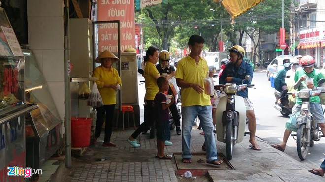 Một điểm bán nước sâm luôn hút khách tại đường Đinh Tiên Hoàng