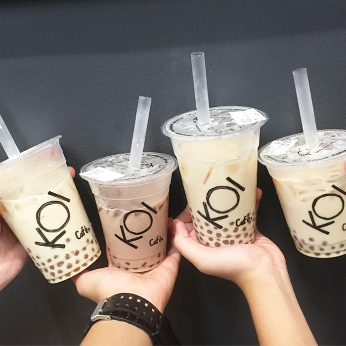 Xếp hàng dài chờ vài chục phút mua ly trà sữa tại Sài Gòn