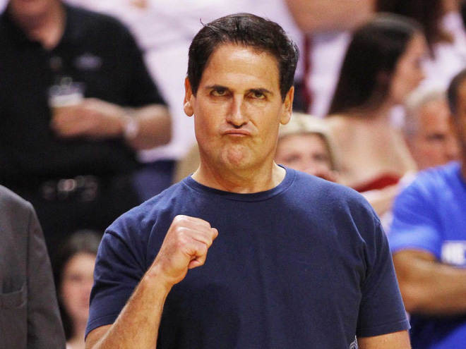 Lý do không ngờ khiến tỷ phú Mark Cuban luôn mang bên mình 2 chiếc điện thoại liên tục kết nối Internet