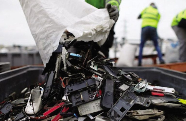 Tái sinh rác thải kim loại từ điện thoại di động