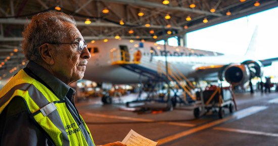 Cụ ông Azriel Blackman bên công việc thường ngày. Ảnh: The New York Times
