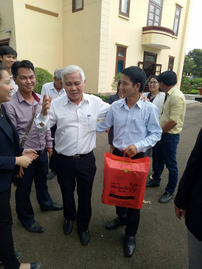 Ông Nguyễn Văn Lợi, Bí thư Tỉnh uỷ Bình Phước chúc mừng sự thành công của doanh nhân trẻ Nguyễn Chí Thành trong buổi gặp mặt doanh nhân trẻ Bình Phước năm 2017.