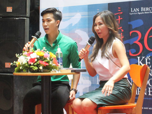 MC Hoàng Trí (thuộc ban tổ chức bên trái) và diễn giả Lan Bercu (phải) đang chia sẻ các vấn đề liên quan đến khởi nghiệp (Ảnh: Tùng Minh)