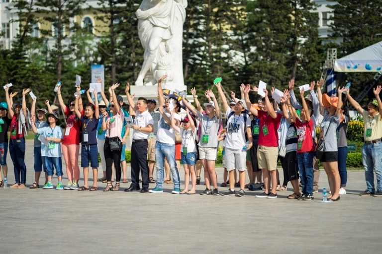 Người tiêu dùng tham gia sản xuất nông sản sạch tại VinEco