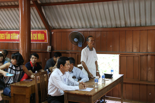 Ông Y Nguê Mlô nói về cái khó của bà con trồng cà phê ở buôn Kotam trong cuộc gặp gỡ với đoàn khảo sát chương trình Phát triển cà phê Buôn Ma Thuột