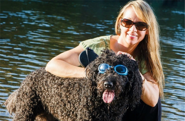 Kiếm triệu USD nhờ bán kính râm cho chó