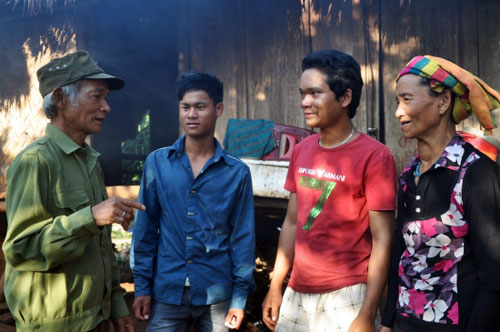 Có già làng làm gương, bản làng bớt dần người hút thuốc