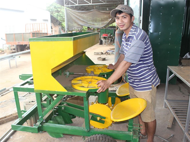 Anh Hảo với chiếc máy trồng nghệ mới đang sản xuất tại xưởng.