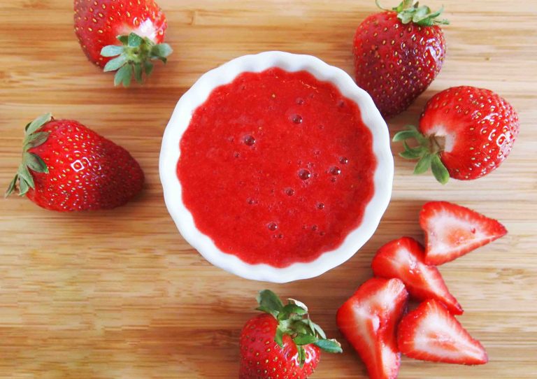 Giá cao 'ngất trời' nhưng dâu tây vẫn cháy hàng