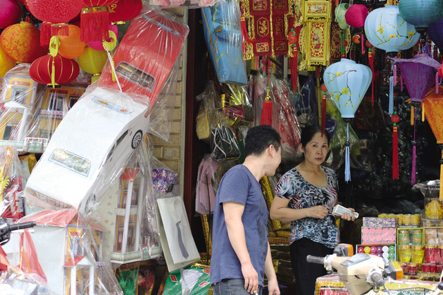 Hàng mã bội thu nhờ quan niệm “hai tháng cô hồn”