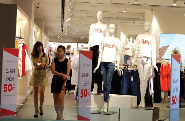 Áp lực từ các hãng thời trang ngoại