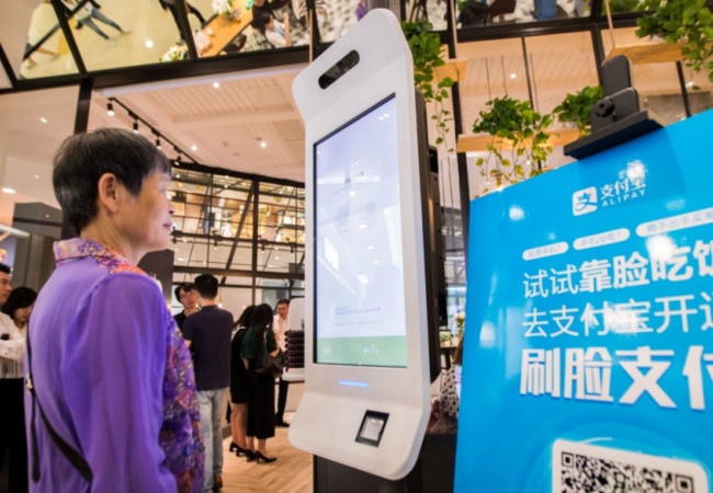 Đi ăn gà rán ở Trung Quốc, chỉ cần “cười để thanh toán”