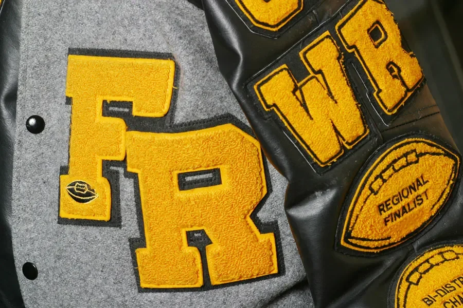 Hình ảnh cận cảnh của áo khoác varsity