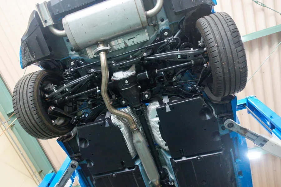 Một chiếc xe nâng cho thấy các bánh sau và tay điều khiển
