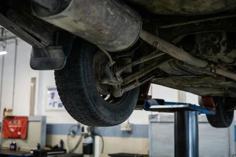 Một chiếc xe nâng cho thấy các bánh xe và tay điều khiển