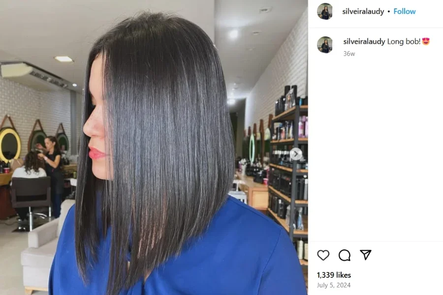 Một phụ nữ khoe kiểu tóc lob