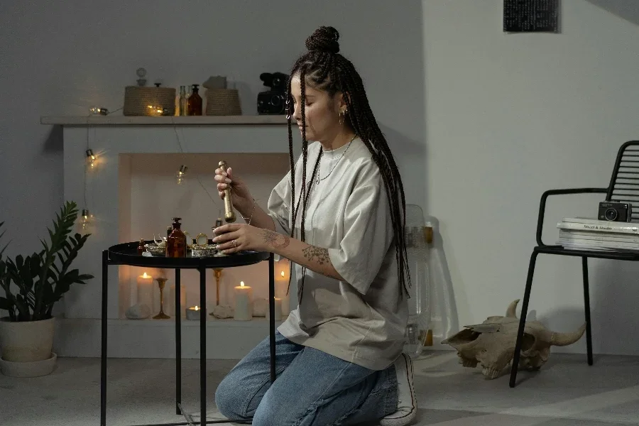 Một người phụ nữ đang thắp nến