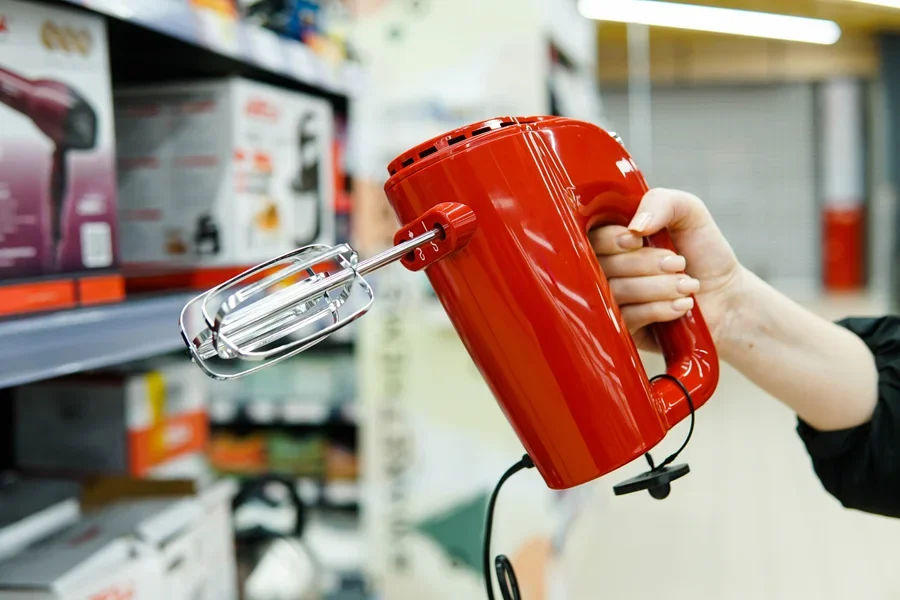 Một phụ nữ với máy đánh trứng mới