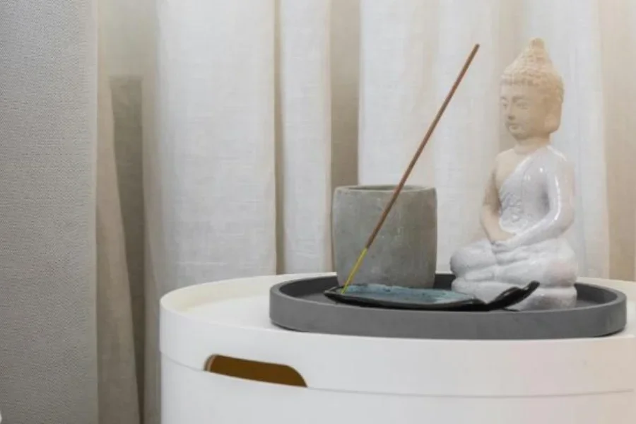 Bàn cạnh giường với giá đỡ hương