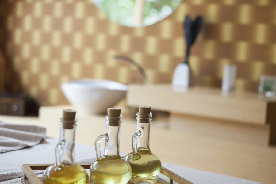 Các chai tinh dầu được sắp xếp trên khay