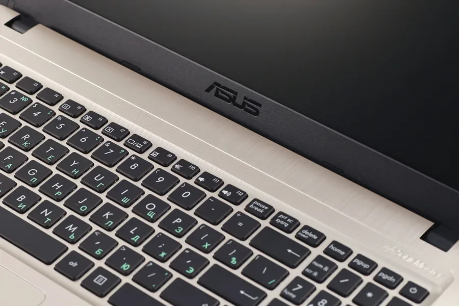 Cận cảnh logo ASUS trên máy tính
