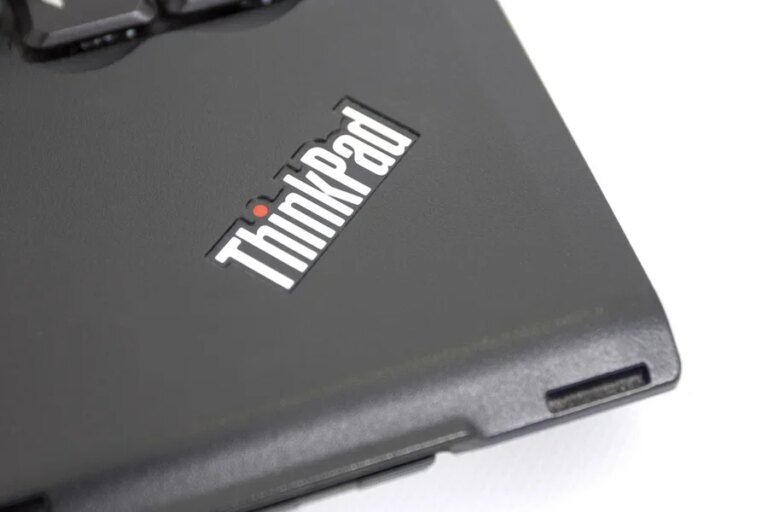 Cận cảnh logo ThinkPad trên một máy tính