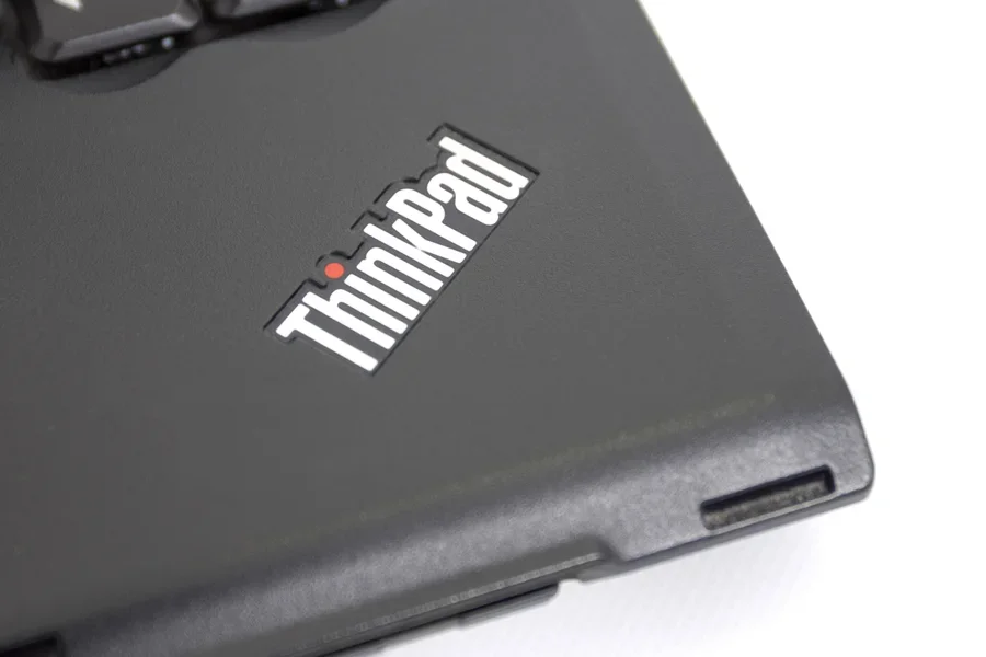 Cận cảnh logo ThinkPad trên một máy tính
