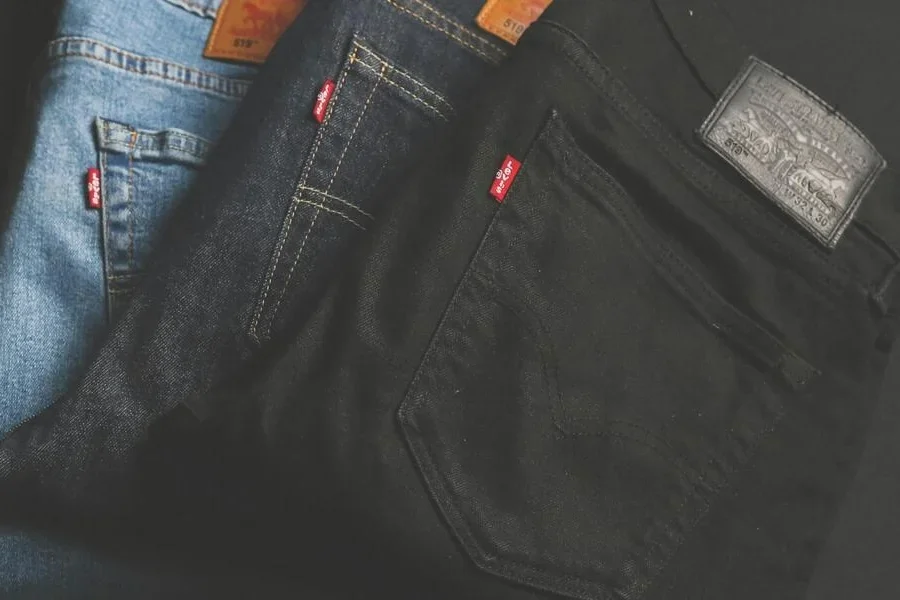 Ảnh chụp cận cảnh ba chiếc quần jean