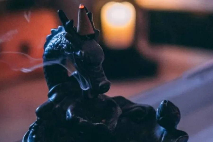 Đài phun khói rồng cho hương nón