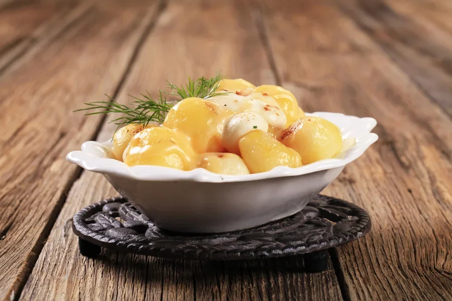 Phô mai Mozzarrella và khoai tây được đặt trên đế lót kim loại