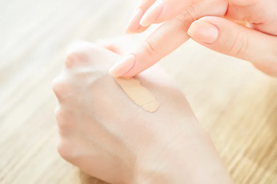 Người kiểm tra màu sắc của skin tint