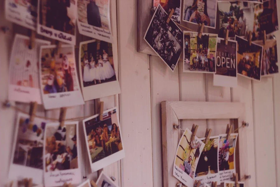 Hình ảnh Polaroid treo trên tường