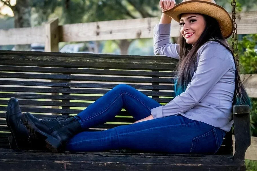 Người phụ nữ cười trong trang phục cowgirl phong cách jeans