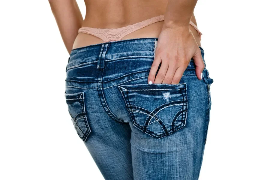 Người phụ nữ mặc quần jeans lưng thấp với đuôi cá voi