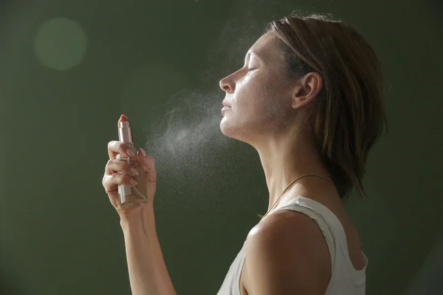 Người phụ nữ đang xịt cố định lên mặt