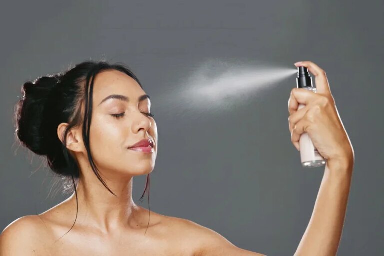 Người phụ nữ sử dụng xịt cố định sau khi trang điểm