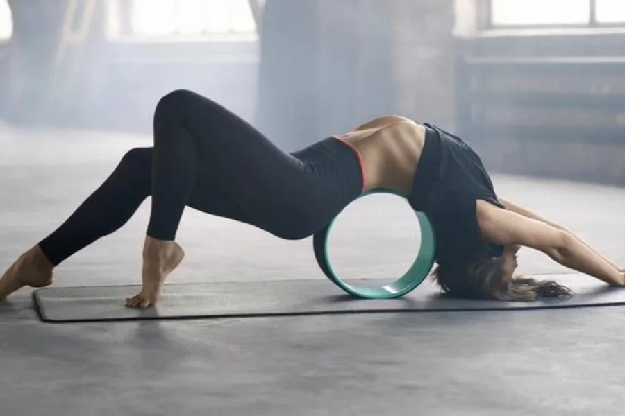 Người Phụ Nữ Trẻ Tập Yoga